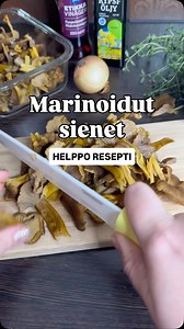Näin helposti valmistat marinoidut sienet 😋 Ainekset n. 150 g sieniä 1 rkl sokeria 1 rkl punaviinietikkaa 2-3 rkl Alavuden kylmäpuristettua LUOMU-rypsiöljyä 1 makea sipuli 1 rkl tuoretta timjamia Leikkaa sienet halki ja paahda pannulla hetki. Tee sillä välin kastike, kuutioi todella pieneksi sipuli ja laita kulhoon. Lisää kulhoon sokeri, timjami, punaviinietikka ja jatkuvasti sekoittaen rypsiöljy. Kun sienet ovat paahtuneet, lisää ne kastikkeeseen ja peitä kulho. Nosta kokonaisuus kylmään, jott