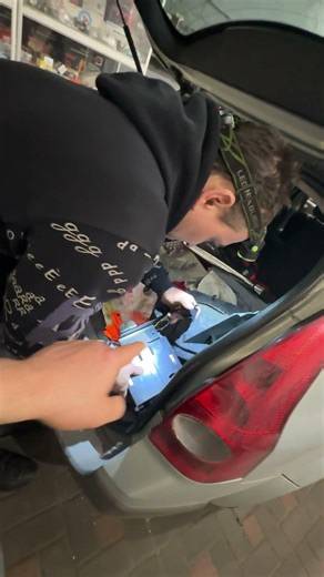 Renault Megane 2 Sigma Android radio installation. Why us?! Automotive lighting, audio, and elect...