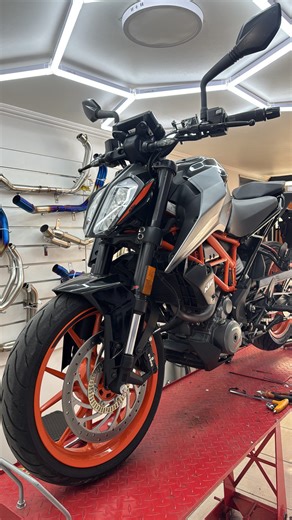 ESCAPES Y LÍNEAS DE ESCAPE MOTOS on Instagram: "KTM DUKE 390 Instalación de media linea en acero inoxidable y extracción de catalizador Instalación de escape akra slip Servicio de instalación en el local gratuito Envíos a regiones todos los días Pagos con tarjetas de crédito y débito. #ktmduke390 #ᴅᴜᴋᴇ390 #ktmchile #ktmduke390chile"