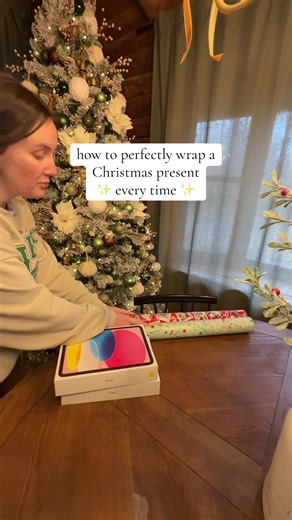 How to perfectly wrap a Christmas present, every time! ✨🎄🎁 #christmaswrapping #wrapwithme #howtowrapapresent #christmasgifts #vlogmas