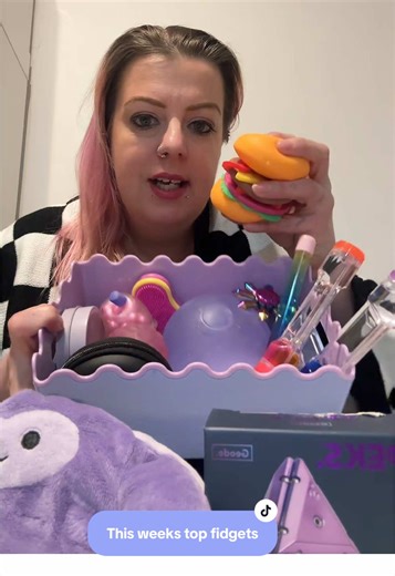 A little snapshot of the fidget basket that lives by the sofa 🧺 In our neurodivergent home, these get used every single day — for focus while I work, for unwinding in the evenings, and for those cosy TV moments. I’m always curious to discover new ones, so tell me… what fidgets do you love? Any favourites we should try next? 👀 #FidgetToys #SensoryTools #SensorySupport #FidgetLife #SENmum