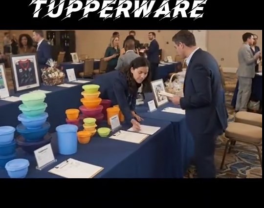 #TikTokShopFinds #tupperware #servalier Tupperware’s 32 piece servalier set available in two different color options #kitchenfinds