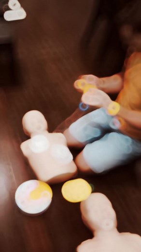 Did you know ?? 🎶Bee Gees' "Stayin' Alive" provides the perfect 100bpm rhythm for chest compressions during CPR. . 🚑 EFR certification covers crucial skills like CPR, rescue breathing, bleeding control, and more. These lifesaving techniques are invaluable not just for divers, but for responding to everyday emergencies. @shooshpad and @mcalex22 had fun with Instructor @markbugsybooth mastering them and highly recommend this challenging but rewarding course. . Like, share, and comment below if y