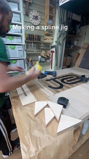 Making a spline jig for the #trimrouter This principle can be used for any #router Splines are used as a decorative feature on #mitrejoint #woodworking #diy #carpentry #joinery #splinejig