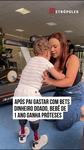 O #bebê Noah Gabriel, de 1 ano e 10 meses, que precisou passar por uma amputação em outubro de 2025, recebeu próteses de uma clínica de reabilitação em #SãoPaulo após o pai dele, João Victor dos Santos Oliveira, de 24 anos, ter desviado cerca de R$ 113 mil que a família havia arrecadado em doações. Ao Metrópoles, a mãe de Noah, Mikaelle Christina, de 27 anos, revelou que o genitor do filho havia usado toda a quantia “com jogos online, jogos de Tigrinho, carros alugados e drogas”. Ela preencheu u
