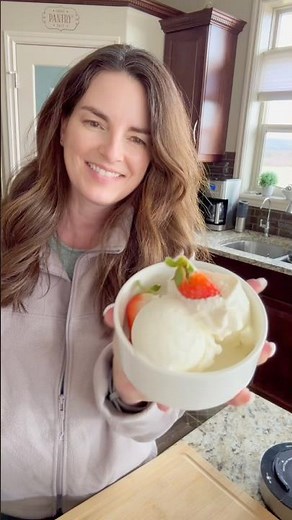 Ninja Creami Frozen Vanilla Yogurt #ninjacreami #froyo #highproteindessert #frozenyogurt #recipe
