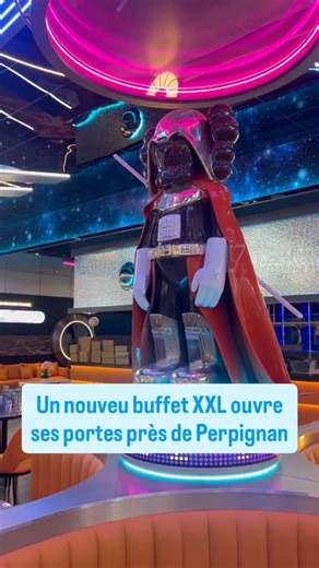 🍽️ Ce mercredi 4 février 2026, le buffet Royal d’Asie va ouvrir ses portes dans la zone commerciale de Pollestres, au sud de Perpignan. 🚀🪐 Des travaux colossaux ont été entrepris pour réaliser un lieu unique et futuriste, sur le thème de l’espace. L’établissement est capable d’accueillir jusqu’à 600 clients en même temps. 📲 On a pu visiter le restaurant à quelques jours de son inauguration. Décors, plats, tarifs… Découvrez ce qui vous attend sur Actu Perpignan. | Actu Perpignan