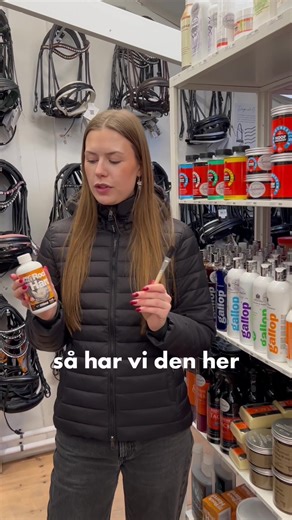 Hjælp til hesten der tit smider sine sko❤️🐴 ROCK HARD fra NAF💕 Smør på sømhuller og revner og produktet hjælper med at hærde hoven. Find det til kr. 299,95 hos Lundemøllen https://www.lundemoellen.dk/shop/naf-rock-hard-52908p.html ✓ Gratis fragt v/500,- (ellers fragt 39,-)⁠ ✓ Hurtig levering⁠ ✓ 99% af ordrer bestilt inden kl. 13:00 afsendes samme dag alle hverdage⁠