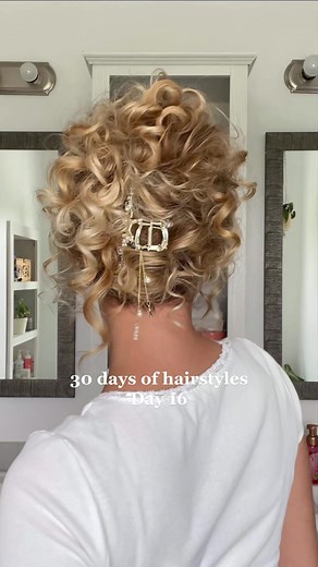 🧜🏻‍♀️🐚🌊#clawcliphairstyles #30daysofhair #30daysofhairstyles #hairstyle #longhair #summerhair #fyp #hairtok #mermaid #mermaidhair #curlyhairtutorial #hairtutorial