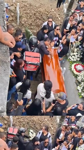 🇪🇨 En un funeral en Santa Rosa, Ecuador, un repartidor de flores sufrió un accidente insólito al caer dentro de la fosa en plena ceremonia mientras entregaba un ramo. El hecho, grabado por asistentes, se volvió viral en redes sociales, donde generó reacciones de sorpresa y humor. El joven resultó ileso, aunque visiblemente avergonzado por la situación. #viral #ecuador #funeral | El Español