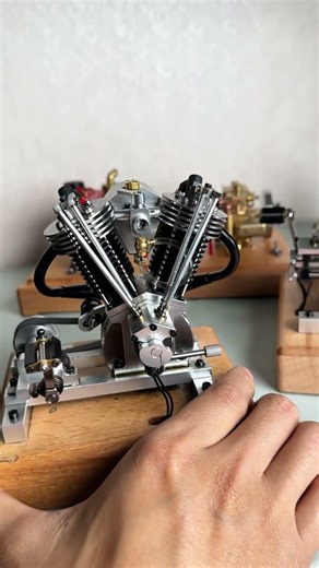 Miniature V-twin Harley-Davidson engine model #engine #miniengine #modelkit #v2engine #harley