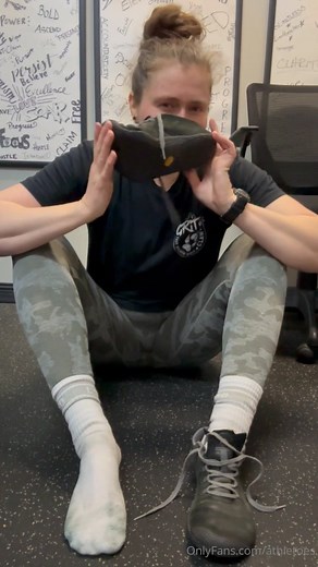 @bestwiggles on Instagram: "Crossfit athlete feet after 2 workouts Size 9 #feet #soles #toes #socks #sweatysocks #smellysocks #bigsoles #longtoes #stinkyfeet #crossfit #athlete #workout #solesandtoes #solesfeet #gym #fit #cute #viralreels #trending #fypシ #fyp"