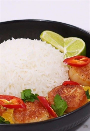 Caribbean heat meets coconut curry🌶️🥥 This spicy scallop curry has been living in my head for weeks and it did not disappoint. Perfectly seared scallops in a rich coconut curry with just enough habanero to make your eyes water a little. SPICY COCONUT SCALLOP CURRY • 1 lb sea scallops • Olive oil ( 2 tbsp 2 tbsp) for searing scallops and sautéing aromatics • 2 tablespoons salted butter ( for basting scallops) • 1 green onion • 3 cloves garlic • 1 tbsp fresh ginger • Few sprigs of thyme • 1 yell