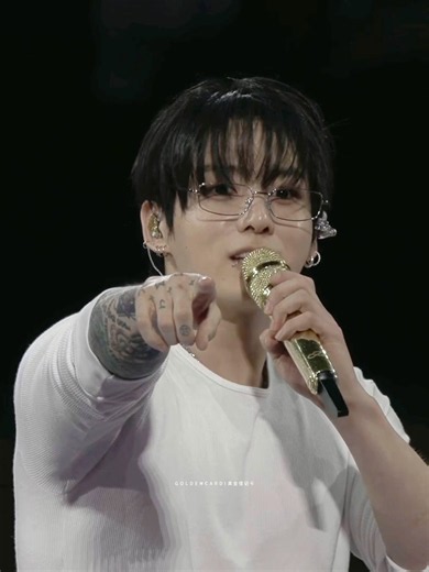 Jungkook singing “Standing Next to You” from a high quality front-facing angle. #jungkook #bts
