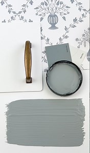 Brewster Gray by Benjamin Moore is a stunning medium-toned blue-gray that effortlessly blends sophistication with a touch of coziness. It’s one of those colors that seems to shift with the light, sometimes leaning more into its gray side, and other times revealing a bit more of its blue undertones. What’s great about Brewster Gray is how it pairs with other colors. It looks amazing alongside crisp whites and deep navy blues, but it also plays nicely with warmer tones like taupes or soft yellows,