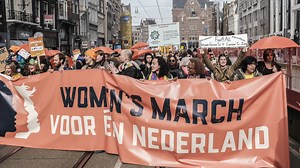 Duizenden lopen mee in Women's March in Amsterdam
