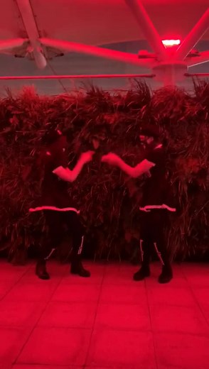 Peace out, girl’s scout! #amberry #phoeberry #amberryphoeberry #halloween #gimmechocolate #babymetal