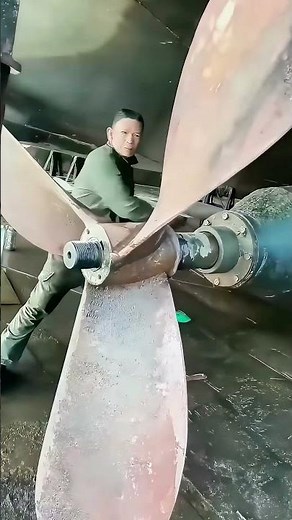 Large Ship Propeller Dismantling and Installation Process: Professional Personnel On-Site Operation
