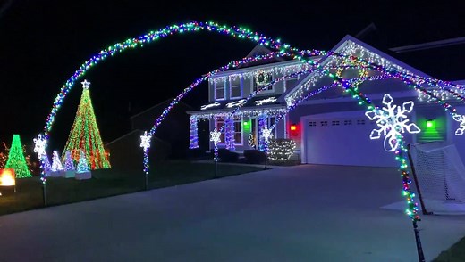 Lights at 2931 Saddle Ridge, Rockford. Info: https://grkids.com/best-christmas-lights-michigan-grand-rapids/ | Grand Rapids Kids