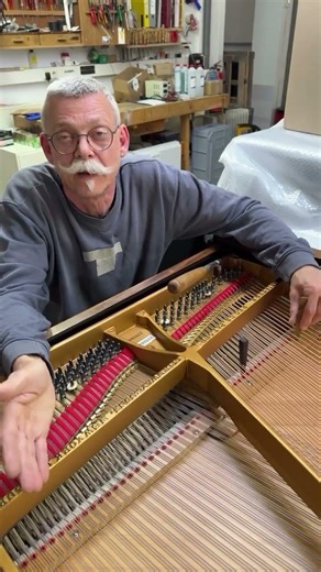 The final touch: Master Bernd pinches the Steinway O-180.