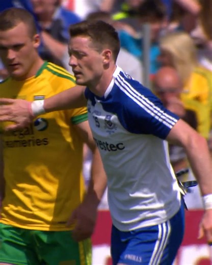 "He goes around and taps him in the chest. That man probably wanted to choke him" 👀 Laochra Gael 🏐 Déardaoin 21:30 🕤 | TG4