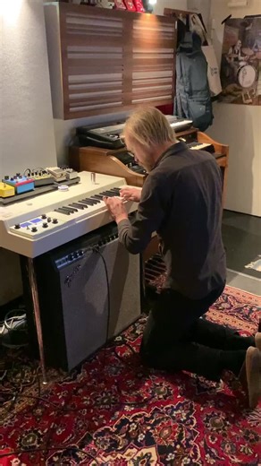 På fredag släpper vi Tunneln i slutet på ljuset. En progrockresa in i den totala förtvivlan bara en ordentlig inspirationsföreläsning kan inspirera. Nils Karlsson & Dunning-Kruger Overdrive. Vi finns på Spotify och andra ställen där du hittar musik. #inspirationsföreläsning #prog #alternativ #kommunkul