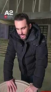 Lapaj merr një karrige dhe ulet poshtë zyrës së Ramës