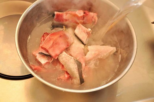魚の下ごしらえ、霜降りのやり方/方法：白ごはん.com