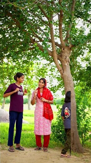 मानसी पेड़ के अंदर घूस गईं 😱 #shorts #magic #prank