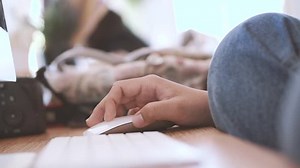 Hand mit drahtloser Computermaus im Filmtonstil: Stockvideos & Filmmaterial (100 % lizenzfrei) 24243914 | Shutterstock