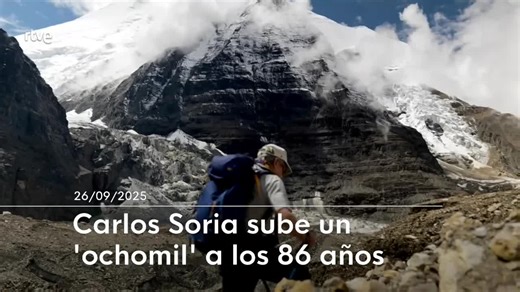 A sus 86 años, el alpinista Carlos Soria se ha convertido en la persona de más edad en coronar una cumbre de más de 8.000 metros. Hace solo unas horas alcanzaba la cima del Manaslu en Nepal. Lo ha conseguido justo cuando se cumplen 50 años de la primera ascensión española a un 'ochomil', en la que estuvo el propio Soria. https://www.rtve.es/deportes/20250926/carlos-soria-86-anos-cumbre-manaslu-50-anos-despues-record/16745319.shtml | RTVE Noticias