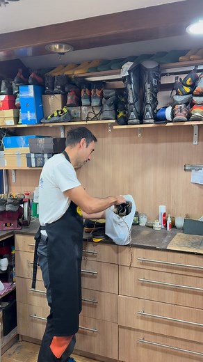 923K views · 2.9K reactions | 量 Resolado en bota alpina de montaña ♻️ Repara tus compañeras de ruta! ️ #montaña #alpinismo #montañeros #resolado #vibram #reparación | Resolargrip | Facebook