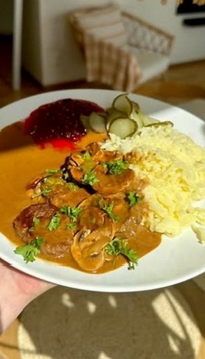 Anton Ekefäll on Instagram: "Falsk fläskfilé gick varmt hemma när jag var liten, blir verkligen supergott!! 😍 Detta hade jag: 500g nötfärs (mager om du vill hålla ner på kalorierna) 2 msk aromat (ca) Såsen: 2dl créme fraiche 2dl matlagningsgrädde 1 msk fond, jag hade oxfond 1 msk soja Salt & peppar Så mycket/lite champinjoner du vill. Till detta hade jag pressad potatis och rårörda lingon 🙌🏻 Börja med att krydda och rulla ihop din köttfärs sen in i frysen ettpar timmar så den stelnar lite. Sk