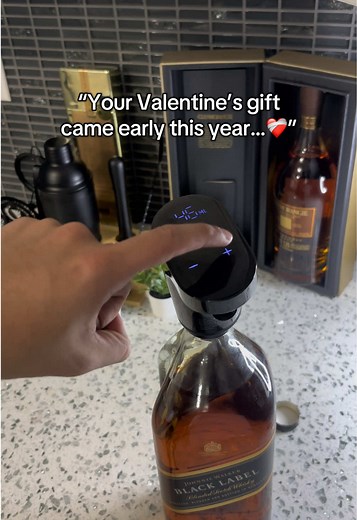 Surprise them 🫶 #drinkdispenser #giftideas #whiskey #whiskeylover #blacklabel #valentinesday #giftsforhim #fyp