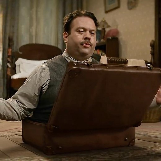 There's Another WORLD Inside a Suitcase 😱 #movie #movieclips #fantasticbeastsandwheretofindthem