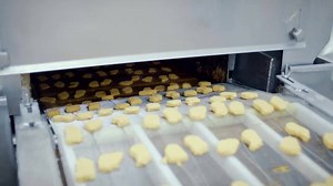 53K views · 633 reactions | Banvit Nuget’ın içinde neler var? Altın sarısı rengi nerden geliyor? Nasıl pişiriliyor? Nuget’la ilgili en çok merak edilen bu soruların yanıtı videomuzda. Bi tık’la dilediğiniz gün ve saatte, ücretsiz soğuk servisle kapınıza kadar gelen katkısız Nuget için link: banv.it/2bCaMaZ | Banvit | Facebook