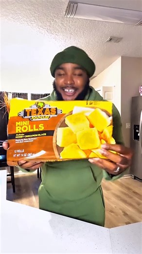 KortezEats on Instagram: "Texas Roadhouse Mini Rolls Are Taking Over Soft, Buttery, and Addictive! #TexasRoadhouse #MiniRolls #FoodieFinds #BreadLovers #FoodTrend #ViralEats #FoodReview #SnackTime #FoodieLife #FoodObsessed #FoodieGram #MustTryEats"