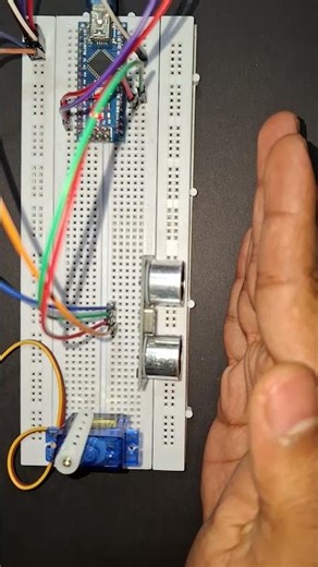 This servo stops when it sees my hand 😮 #arduino #arduinoproject #arduinonano #diy #ultrasonicsensor