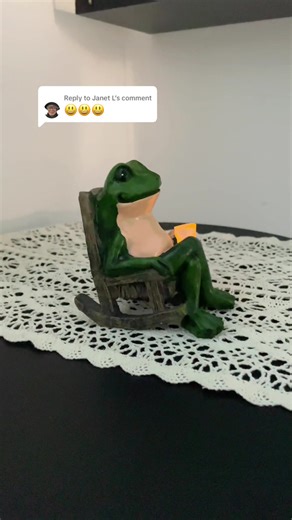 Solar Powered Garden Frog Statue with LED Light