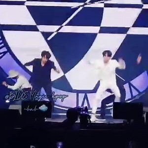 Jungkook é jimin dançando Michael Jackson: Black or White? Cr: no vídeo shooky°•°bts | BTS Brasil