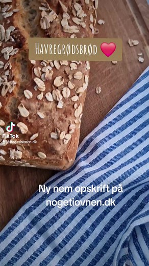 Prøv et havregrødsbrød. Det er super saftigt og friskt i dagevis. Brød bagt med havregrød eller andet grød er rigtigt lækkert. Ny nem opskrift på nogetiovnen.dk - se den lige ovre på forsiden.#brød #havregrød #havregryn #havregrødsbrød #franskbrød #bread #nogetiovnen #nemopskrift | Noget i ovnen hos bagenørden