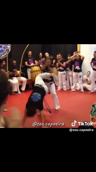 A Arte da Capoeira: Mulher Capoeirista em Ação