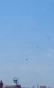 22K views · 171 reactions | #Entérate Un piloto falleció después de que dos Yakovlev Yak-52 colisionaran durante una exhibición aérea en el Airshow Beja en #Portugal. De acuerdo a reportes, una de las aeronaves pudo aterrizar de manera segura, mientras que la otra aeronave se estrelló. | EnElAire | Facebook