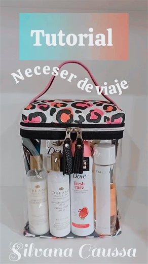 ❤️ Tutorial Neceser de Viaje ✈️ ❤️ Hola hola !!!! 😄 El día de hoy te enseño a realizar este divino neceser de viaje ✈️ Es un neceser que tiene una gran capacidad , ideal para llevar shampoo, protector solar , desodorante , cremas etc... Esta genial para llevar en la valija o bolso 😉😁 Los materiales son : ❤️ X 1 tela exterior cordura bondeado ( 👈 opcional) tela interior silver de 50 cm. X 30 cm. ❤️ X 1 Nylon cristal n. 3 o con glitter de 19.5 cm. X 30 cm. ❤️ X 1 cinta mochilera P. 30 de 28 cm
