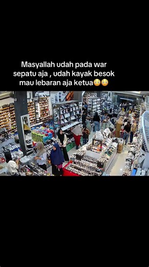 Berasa kayak seminggu mau lebaran aja sanak ,, sanak mampir yuk di @GRAND_aladin alamat gunung pangilun depan swalayan budiman banyak model up date dan obral terbaru😇😇👏👏 #fyp #lewatberanda #padang #obral #sepatu