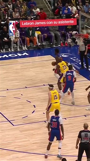 #Lebron #James con su asistente #Lebron #donqueo #viral