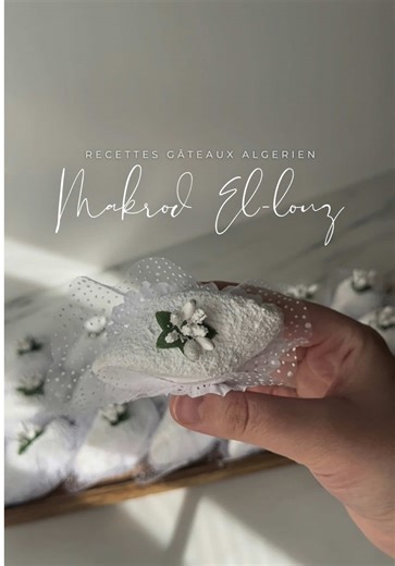 RECETTE MAKROD EL-LOUZ ⚠️dans la vidéo j’ai oublié l’étape du sucre et zeste de citron lisez bien la description INGRÉDIENTS : 3 mesures (moi j’ai pris un bol) de poudre d’amande (ici, 600g) 1 mesure de sucre en poudre 1 sachet de sucre vanillé * Zeste de 2 citrons * 3 œufs 1 c. à café de fleur d’oranger * 1 c. à soupe de beurre mou PRÉPARATION : 1. Mélanger la poudre d’amande, le sucre et le zeste de citron. 2. Ajouter le mélange d’œuf petit à petit pour éviter d’obtenir une pâte trop liquide 3