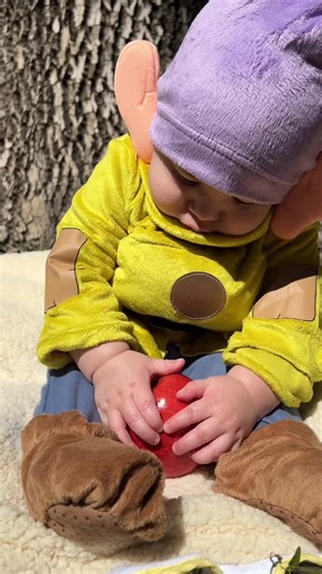 Heigh ho heigh ho 🎶💚💜 #snowhite #dopey #fyp #baby #halloweencostume
