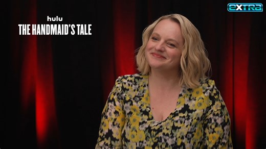 Elisabeth Moss promises a "beautiful" ending for "The Handmaid's Tale" and reveals the (many) things she kept from set! 😊 | Extra