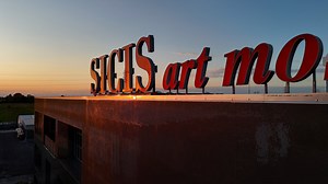 SICIS: The Art of Mosaic, Past and Future Step inside the world of Sicis official, where Ravenna’s ancient mosaic heritage meets bold imagination. From glass tesserae to furniture, lighting, and bespoke design, discover how creativity, curiosity, and craftsmanship built a global brand that continues to shape the future—one piece at a time. Watch the full video here: https://hubs.la/Q03HG3wd0 #sicis #designtv #interiordesign #sponsored | Interior Design Magazine